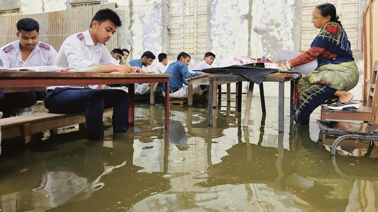 কেন্দ্রে হাঁটুপানি, বেঞ্চে পা তুলে পরীক্ষা দিচ্ছে শিক্ষার্থীরা