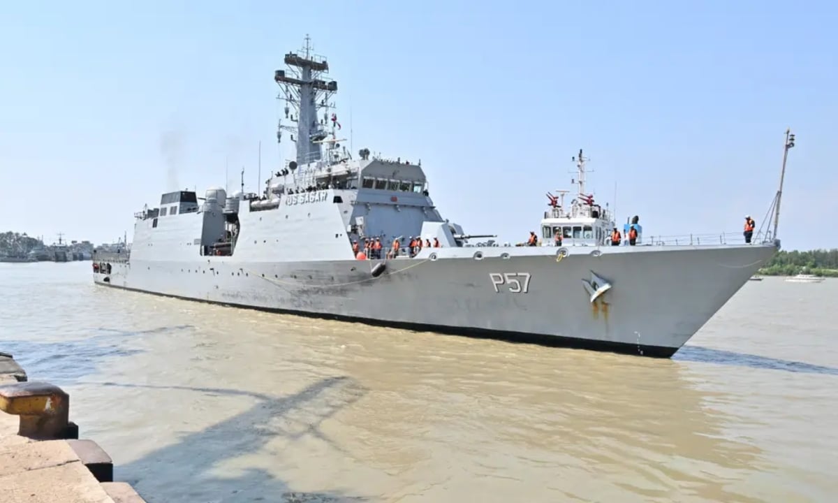 চট্টগ্রাম বন্দরে ভারতীয় যুদ্ধজাহাজ