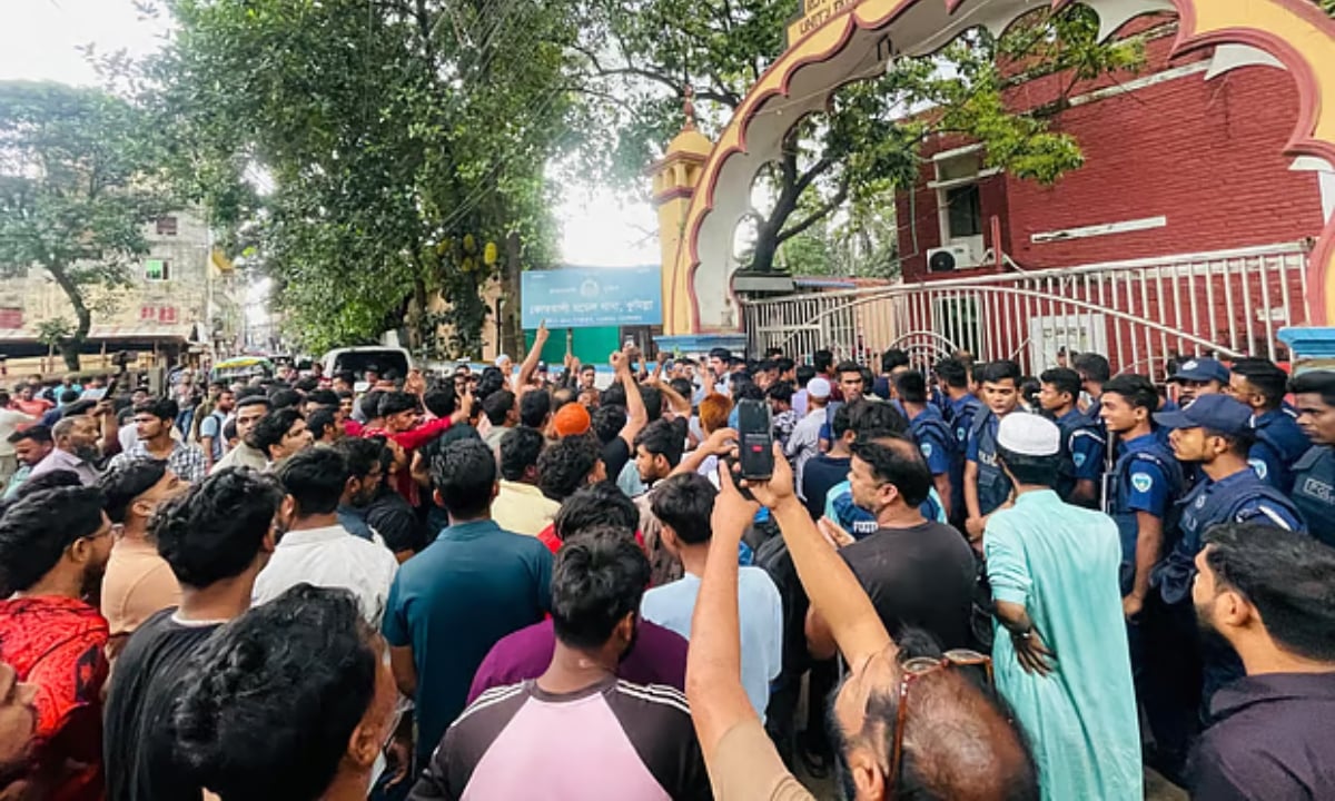 কুমিল্লায় বিএনপির সভাপতি আটক, থানা ঘেরাও