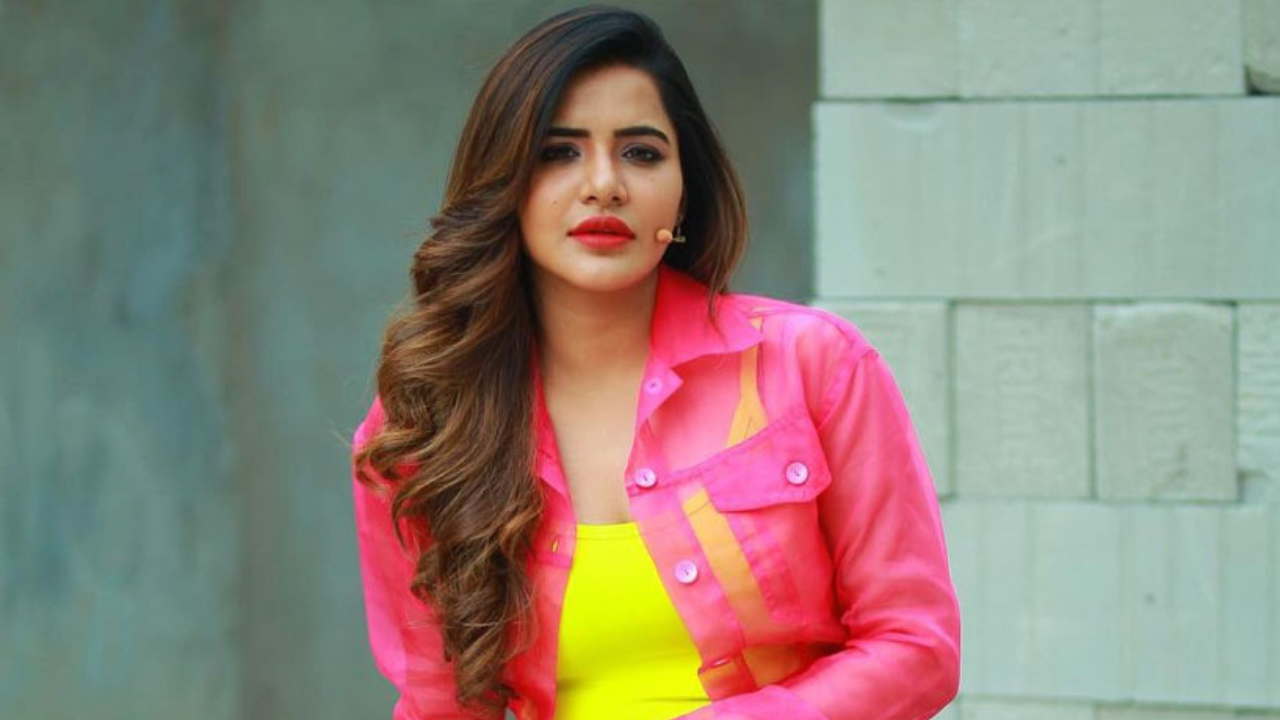 প্রেমের ফাঁদে ফেলে অর্থ আত্মসাৎ, অভিনেত্রীর বিরুদ্ধে মামলা