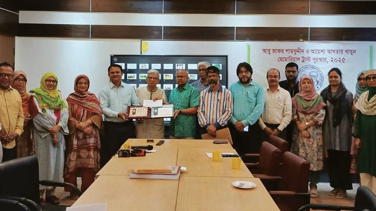 সর্বোচ্চ গবেষণাপত্র প্রকাশে সম্মাননা পেলেন মিজানুর রহমান