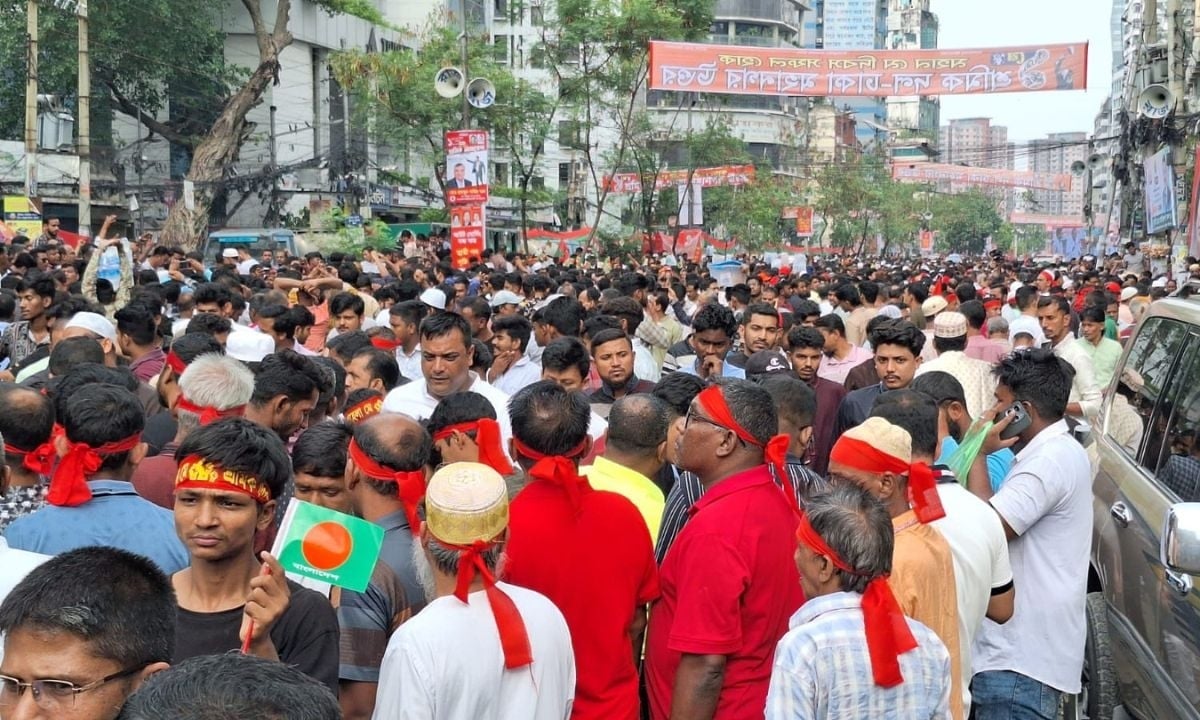 নয়াপল্টনে জনস্রোত, শ্রমিক সমাবেশ শুরু
