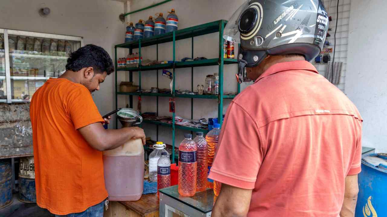 রাতে পেট্রোল-অকটেন বিক্রি বন্ধ চান পাম্প মালিকরা