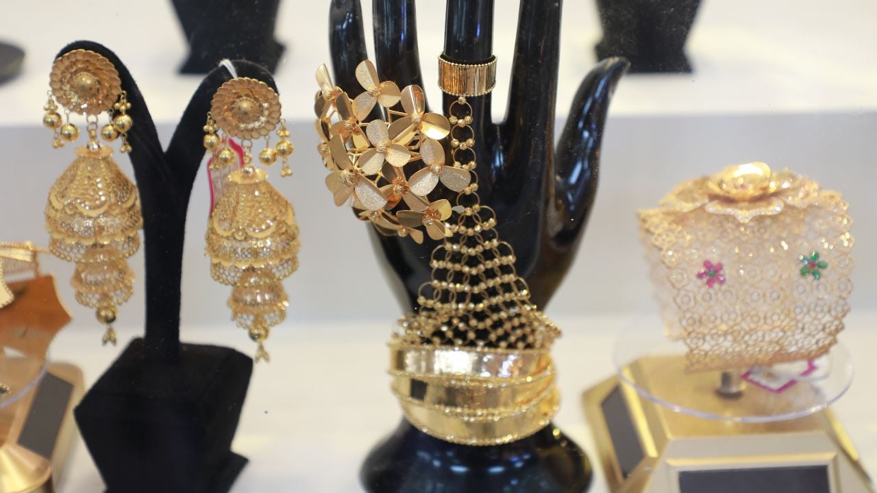 একদিনের ব্যবধানে দেশের বাজারে আবারও কমলো স্বর্ণের দাম