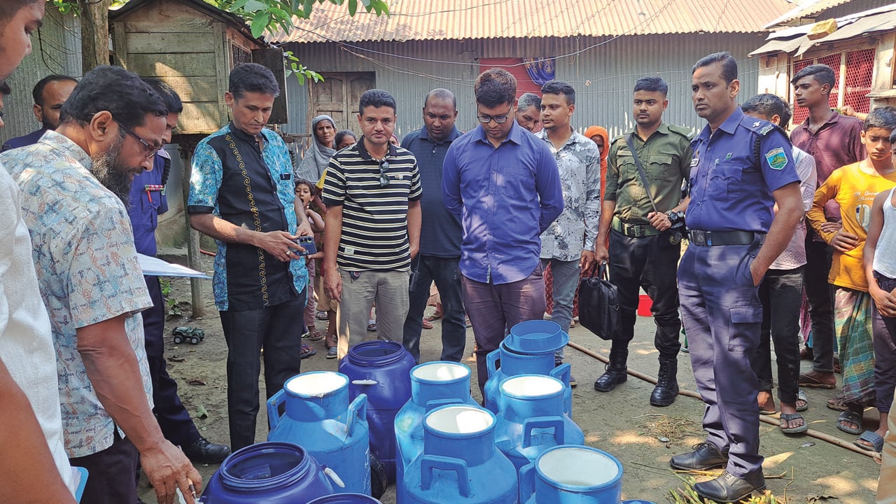 
কৃষকদল নেতার বাড়ি থেকে ভেজাল দুধ তৈরির কেমিক্যাল জব্দ