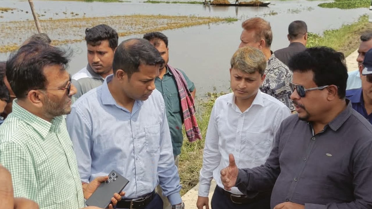 কৃষকের দুর্দশা দেখতে হাওর অঞ্চল পরিদর্শন ত্রাণ সচিবের