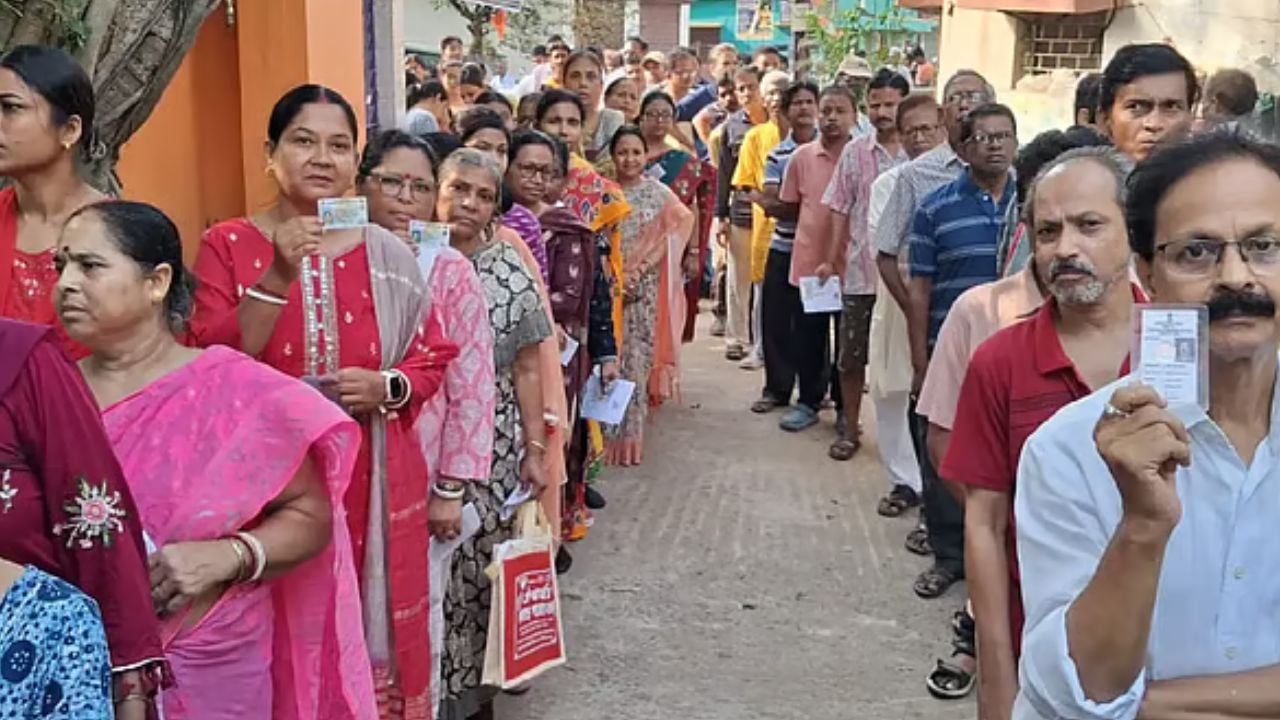 পশ্চিমবঙ্গে দ্বিতীয় দফার ভোটগ্রহণ চলছে