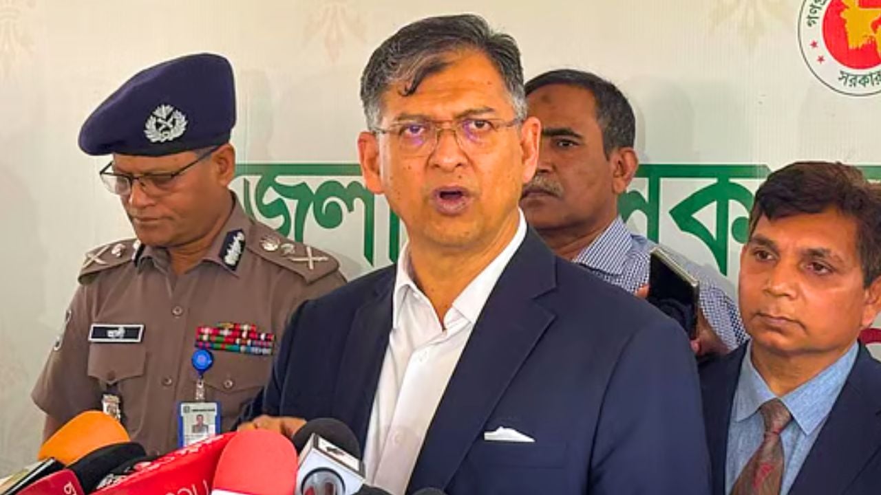 সড়ক ও রেলপথের পাশে পশুর হাট বসা নিয়ে কড়া নির্দেশ স্বরাষ্ট্রমন্ত্রীর