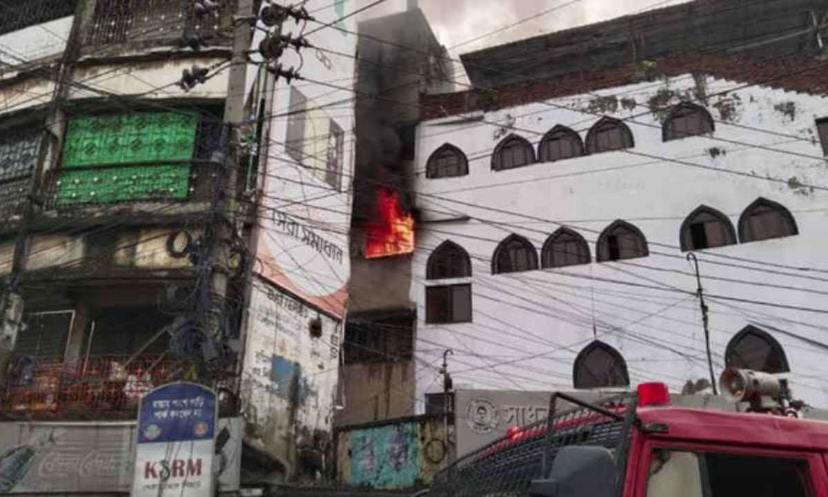 গুলিস্তানে জুতার গোডাউনে আগুন