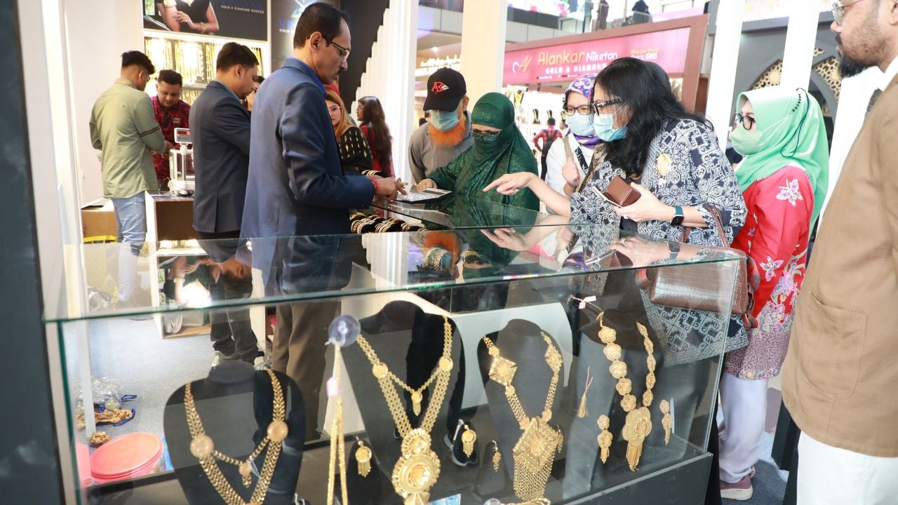 বাড়ানোর পর আজ যে দামে স্বর্ণ