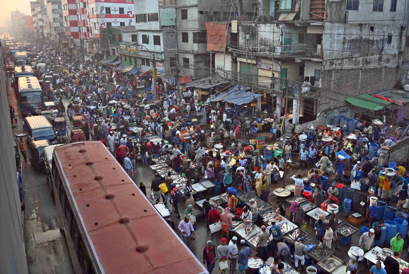 ঢাকা-চট্টগ্রাম মহাসড়কের পাশে অবস্থিত এই বাজার। এটি সোনালী বাংলা মাছের আড়ৎ নামেও পরিচিত