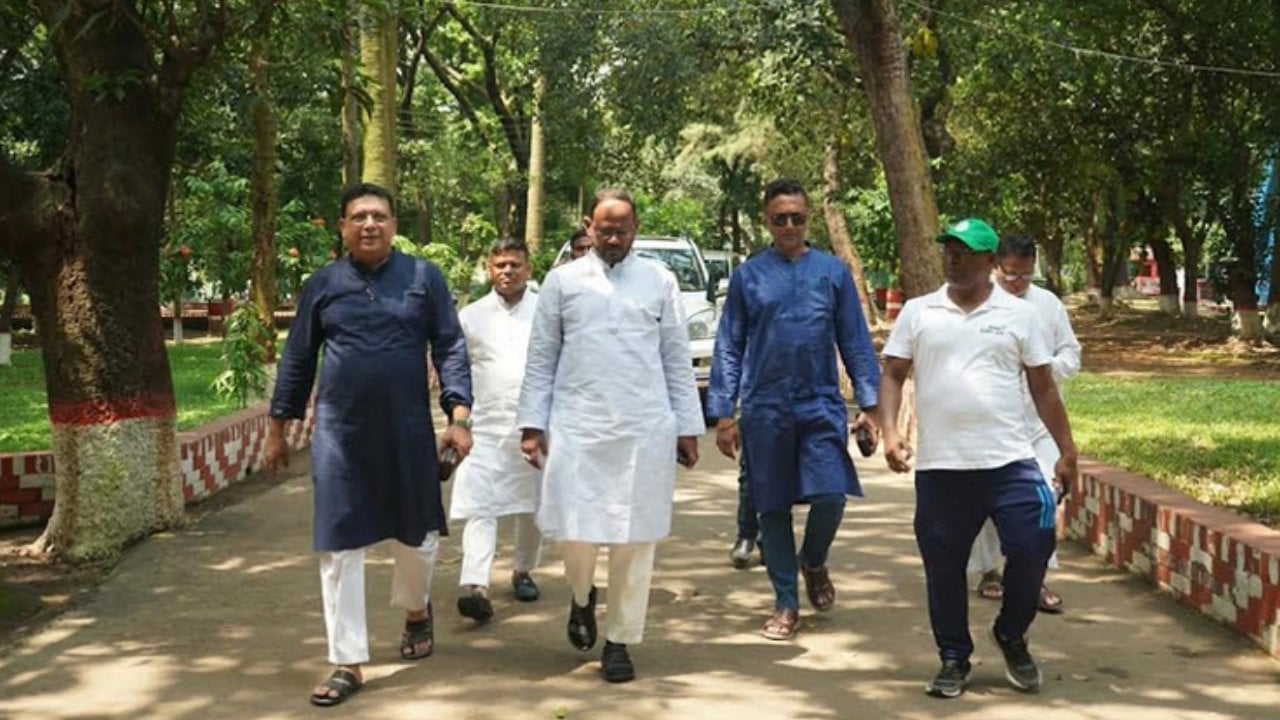 জাতীয় চিড়িয়াখানায় আকস্মিক পরিদর্শনে প্রাণিসম্পদ প্রতিমন্ত্রী