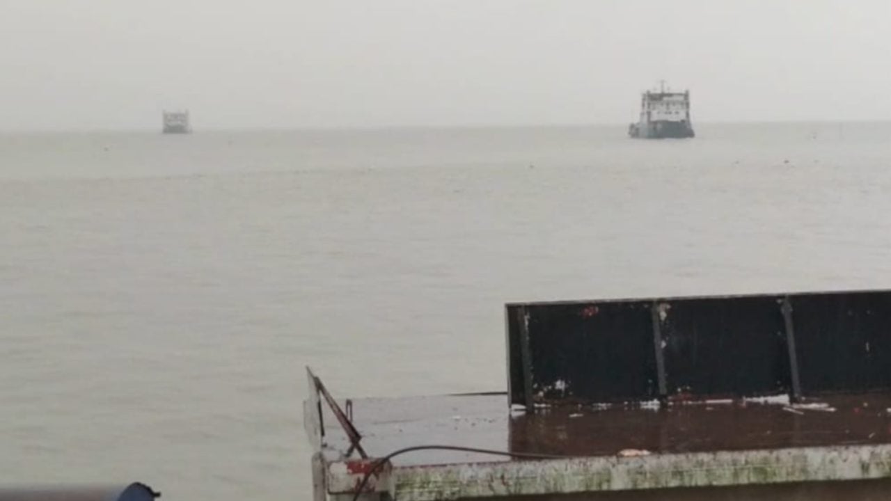 বন্ধের এক ঘণ্টা পর পাটুরিয়া-দৌলতদিয়ায় ফেরি চলাচল শুরু