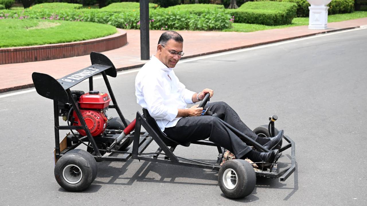 কলেজ ছাত্রের বানানো ‘রেসিং কার’ চালালেন প্রধানমন্ত্রী