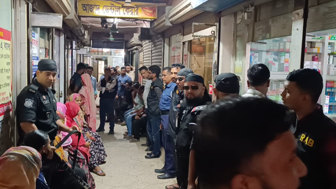 মানিকগঞ্জে রোগী ভাগিয়ে নেওয়া চক্রের ১২ দালাল আটক