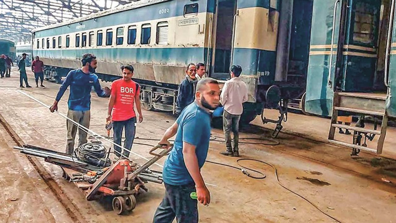 ঈদযাত্রা: সৈয়দপুর রেলওয়ে কারখানায় প্রস্তুত ১২৭ কোচ