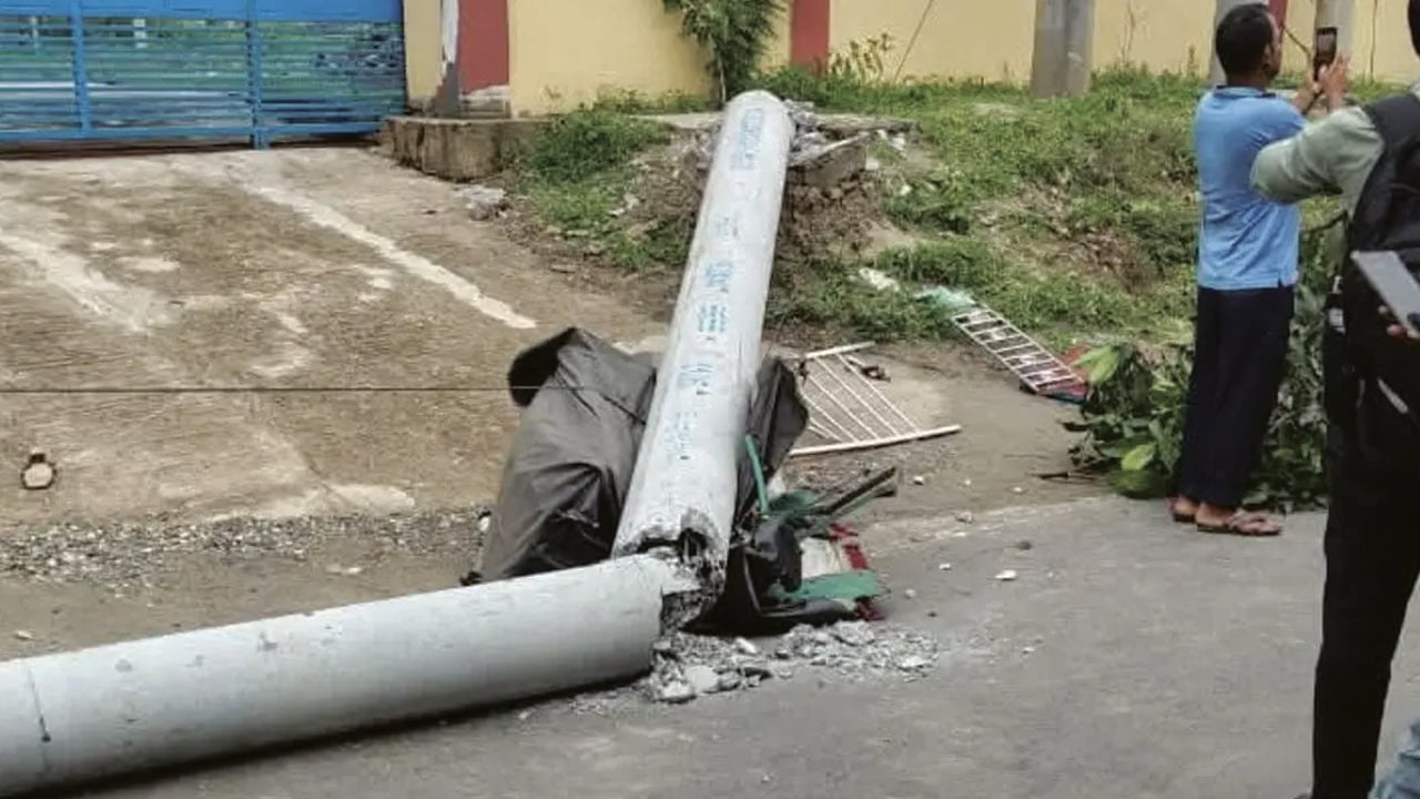 বিদ্যুতের খুঁটি পড়লো চলন্ত অটোরিকশার উপর, প্রাণ হারালেন শিক্ষিকা
