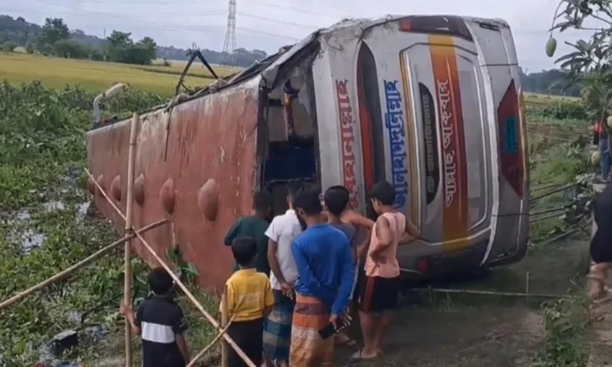 গোপালগঞ্জে নিয়ন্ত্রণ হারিয়ে বাস খালে, আহত ১৫