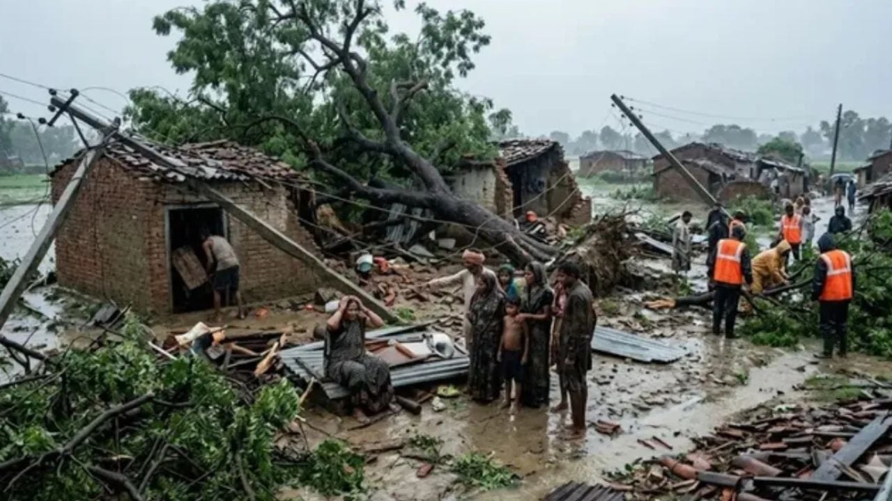 ঝড়-বৃষ্টিতে লন্ডভন্ড ভারতের উত্তর প্রদেশ, নিহত ৩৩
