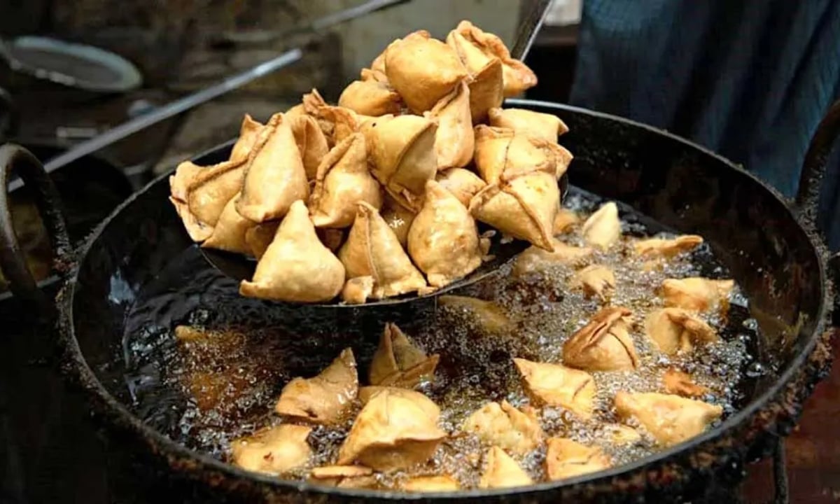 বাঙালির আড্ডায় যেভাবে এলো সিঙ্গাড়া