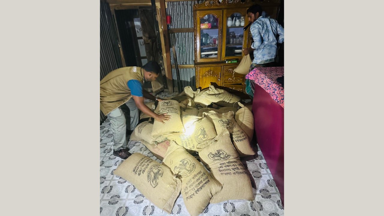 বসতবাড়িতে অভিযানে মিললো জেলেদের বরাদ্দকৃত ৭৮০ কেজি চাল (1)
