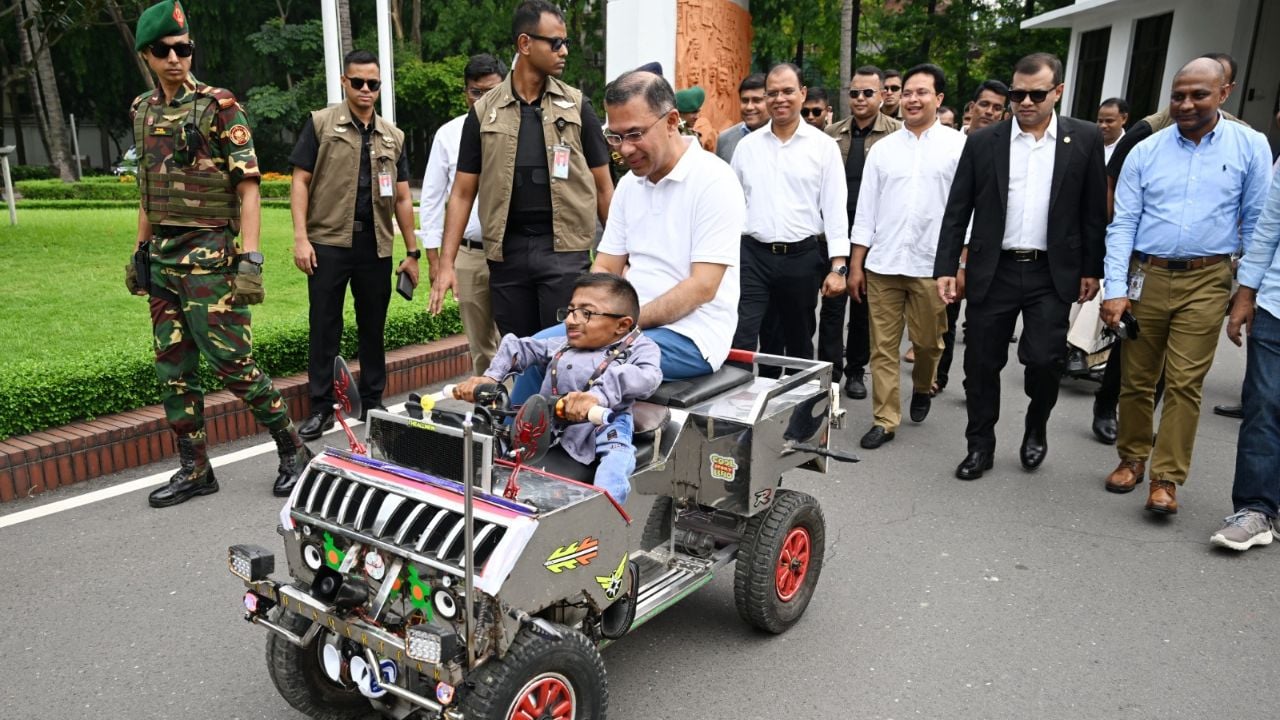 কলেজছাত্র ওয়াকিমুলের তৈরি স্মার্ট কারে চড়লেন প্রধানমন্ত্রী