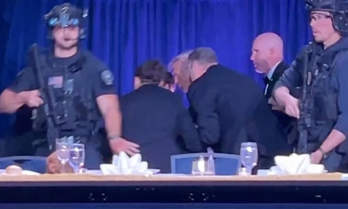 ওয়াশিংটনে নৈশভোজ অনুষ্ঠানে গুলি, সরিয়ে নেওয়া হলো ট্রাম্পকে