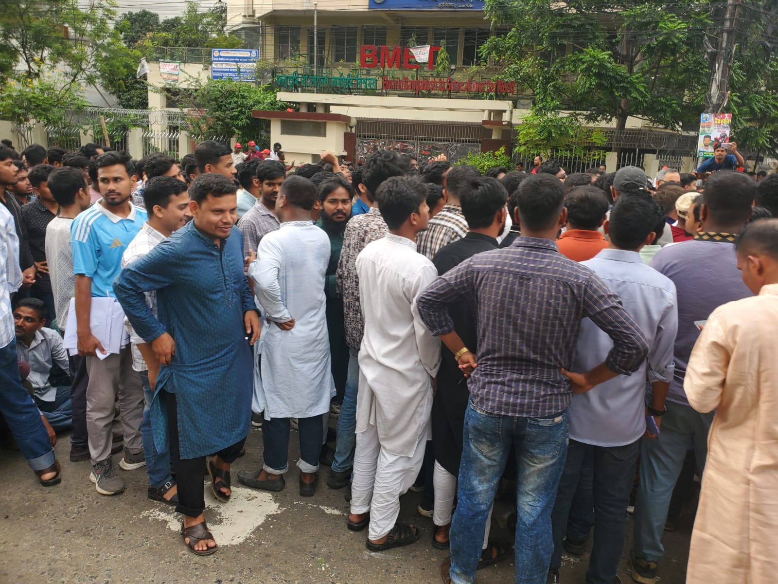 রাজধানীর নয়াপল্টনে একে একে জড়ো হয়েছেন বিভিন্ন পেশাজীবী মানুষ