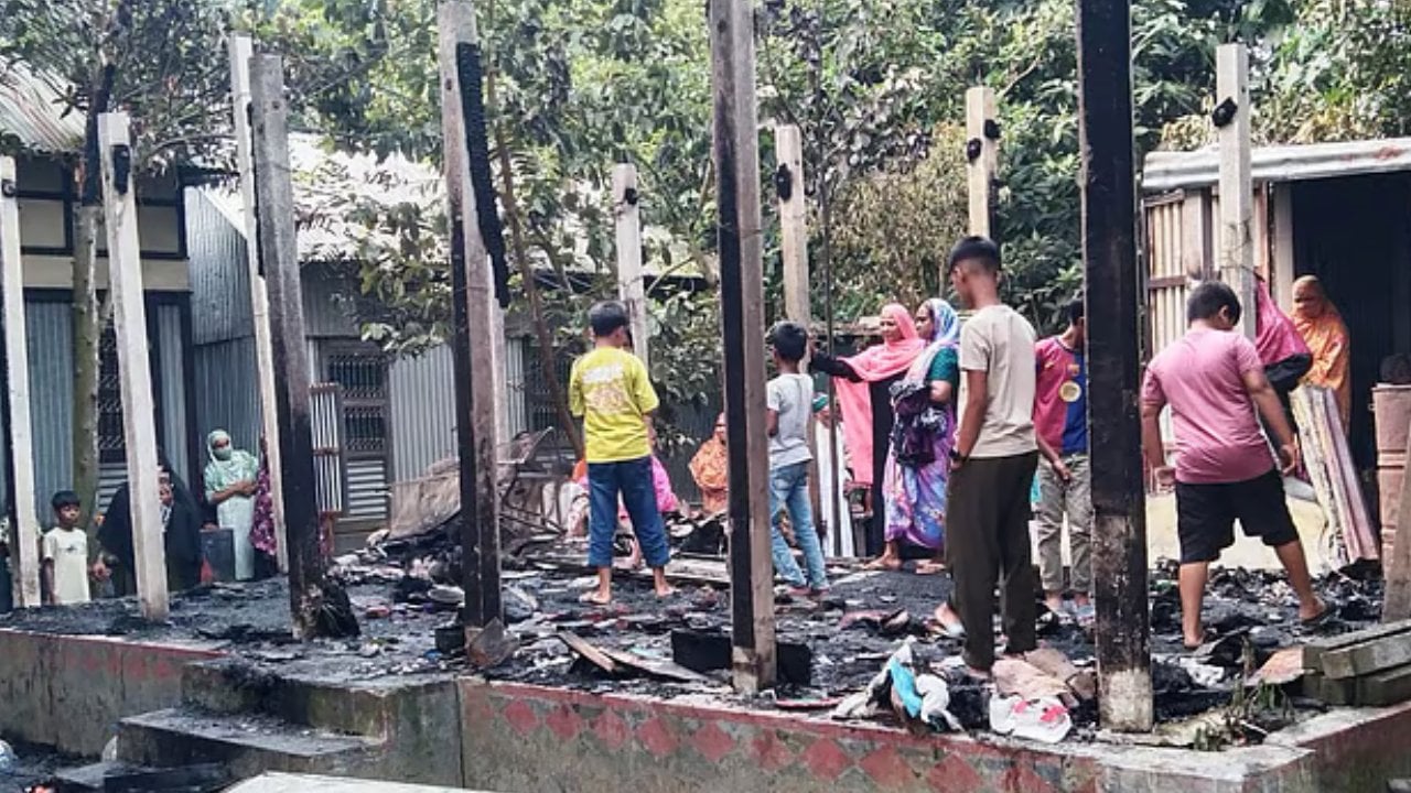 ৩ সন্তানের জীবন বাঁচিয়ে আগুনে পুড়ে মারা গেলেন বাবা-মা