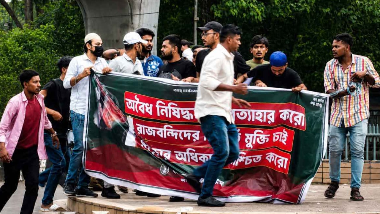 টিএসসিতে ছাত্রলীগের ঝটিকা মিছিল, ঢাবি ছাত্রসহ আটক ২