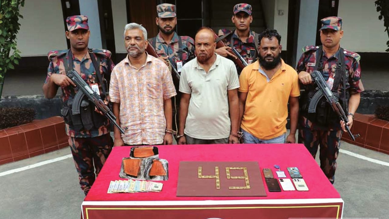 প্রাইভেটকারে লুকানো ছিলো ২৬ স্বর্ণের বার, আটক ৩ পাচারকারী