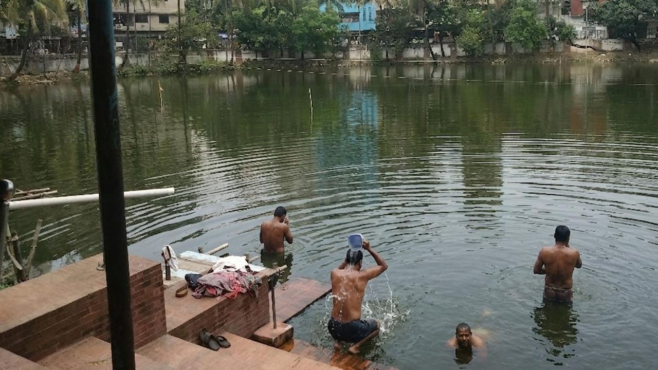 পুরান ঢাকায় ১০ টাকায় নবাবি গোসল 3