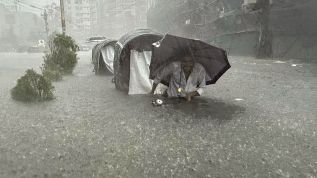 বৃষ্টিতে ডুবেছে চট্টগ্রাম