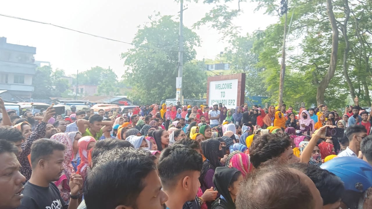 পরিবহন ভাড়া বৃদ্ধির প্রতিবাদে ঈশ্বরদীতে শ্রমিকদের বিক্ষোভ 