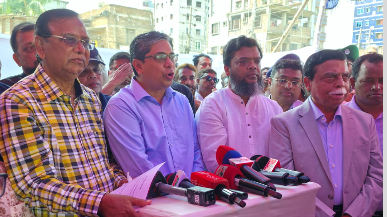 ডিএসসিসির উদ্যোগে জিয়া সরণি খাল পুনরুদ্ধার শুরু