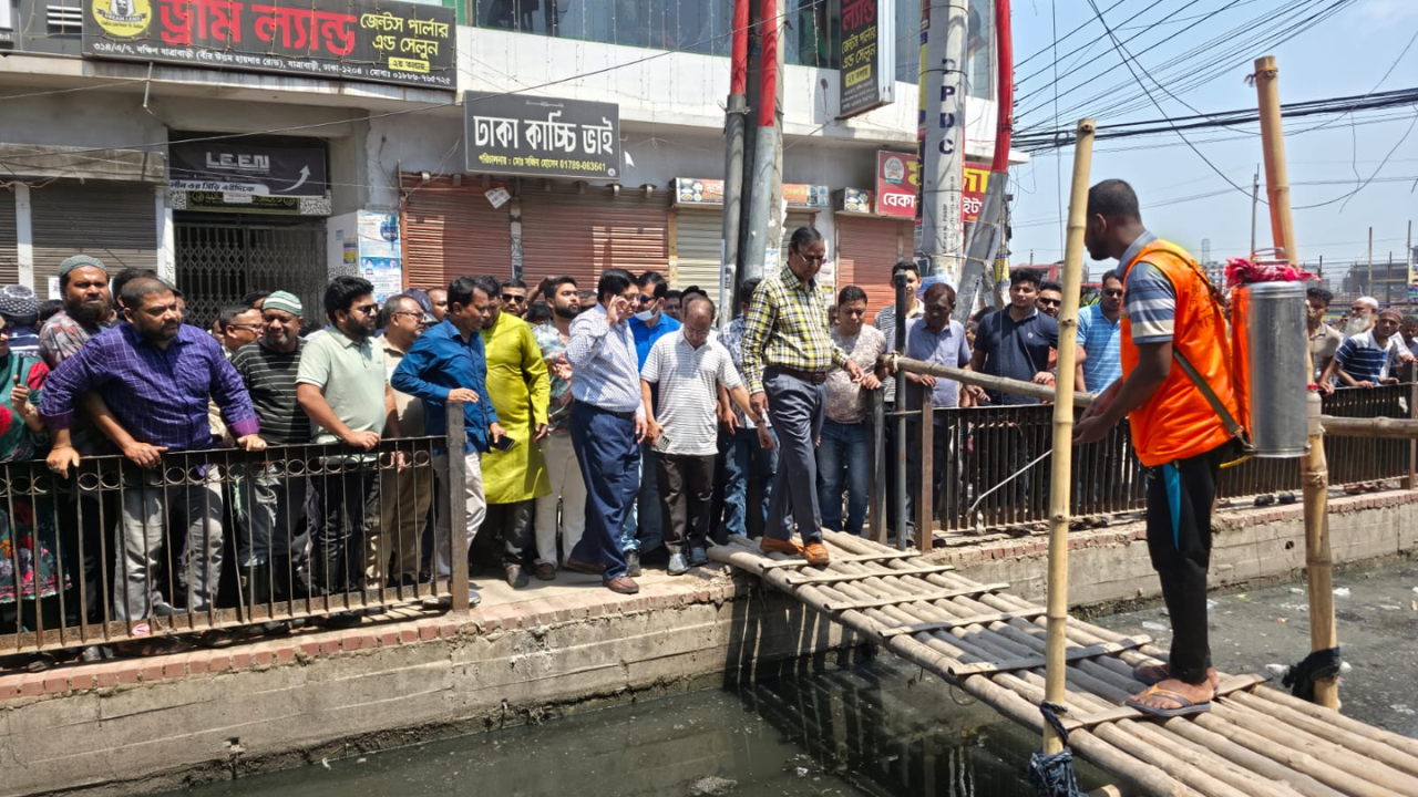 ডিএসসিসির উদ্যোগে জিয়া সরণি খাল পুনরুদ্ধার শুরু