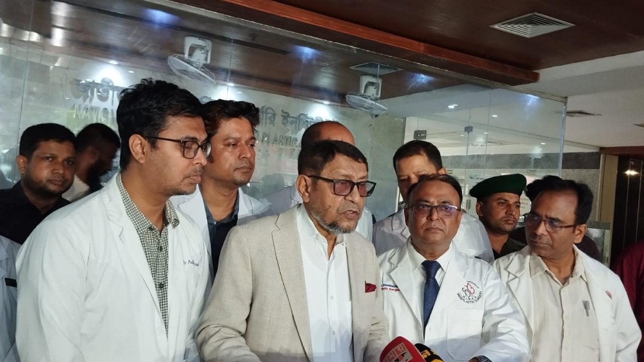 দগ্ধ সেই পরিবারকে দেখতে হাসপাতালে স্বাস্থ্যমন্ত্রী