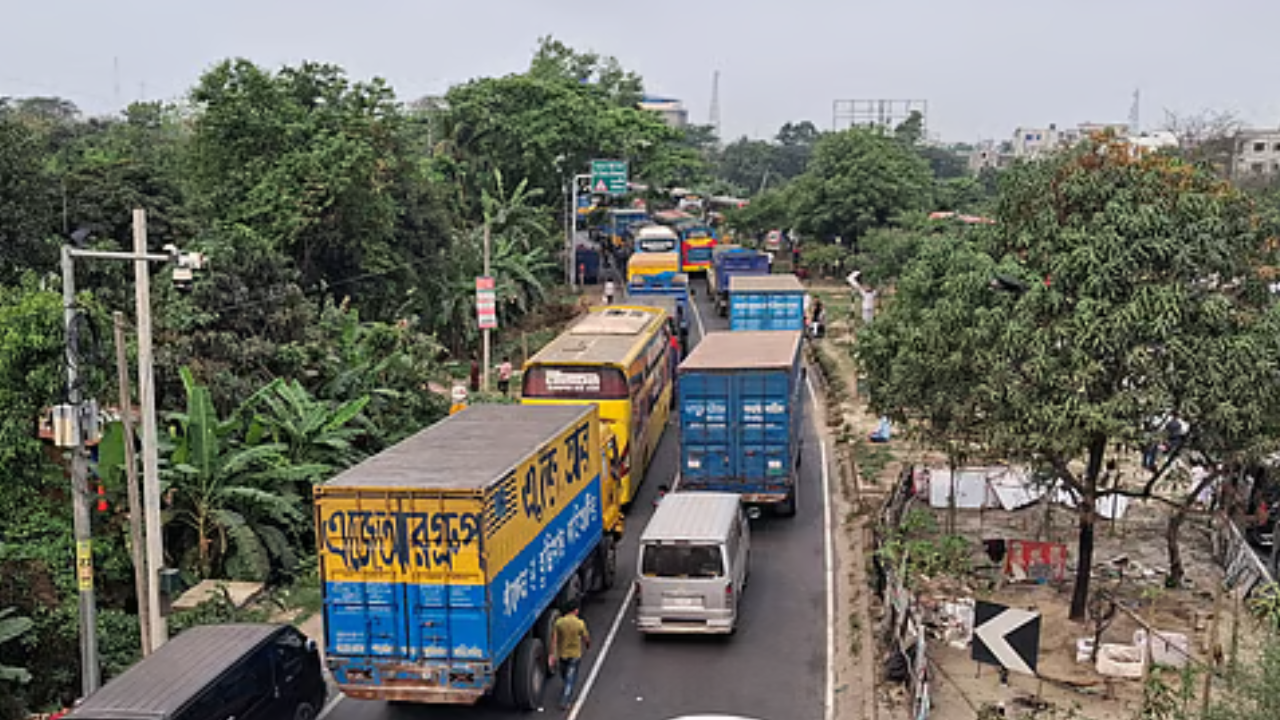 ঢাকা-চট্টগ্রাম মহাসড়কে দীর্ঘ যানজট, ভোগান্তিতে যাত্রীরা