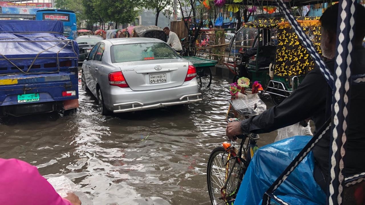 বৃষ্টিতে ডুবলো নিউমার্কেট