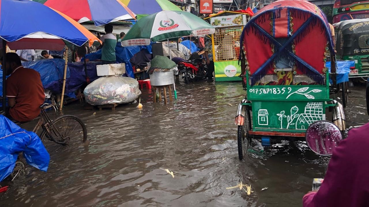 রিকশা না চললে ঘুরবে না সংসারের চাকা। তাই তো এমন বৃষ্টি আর জমে থাকা পানিতেও ঘোরাতে হচ্ছে রিকশার চাকা! ছবি: সিটিজেন জার্নাল