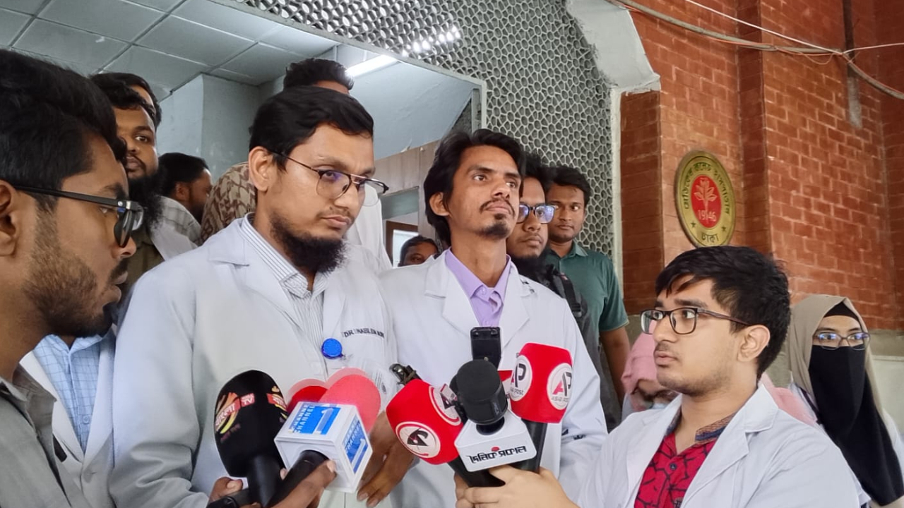 হামলার বিচারের দাবিতে ঢামেক চিকিৎসকদের আল্টিমেটাম