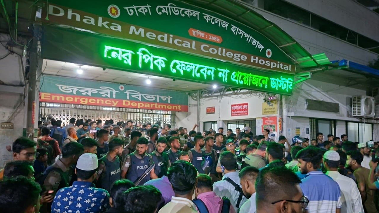 ঢামেকে চিকিৎসকদের সঙ্গে ঢাবি শিক্ষার্থীদের হাতাহাতি, জরুরি সেবা বন্ধ