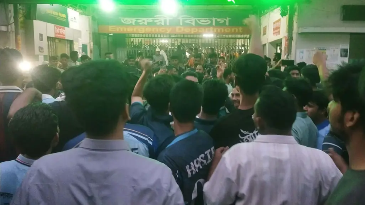 ঢামেকে চিকিৎসকদের সঙ্গে ঢাবি শিক্ষার্থীদের হাতাহাতি, জরুরি সেবা বন্ধ