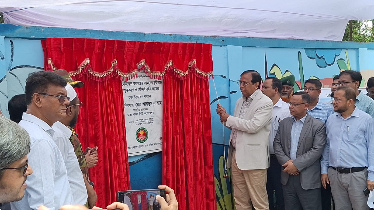 অনুমতি ছাড়া ফুটপাতে ব্যবসা নয়: ডিএসসিসি প্রশাসক