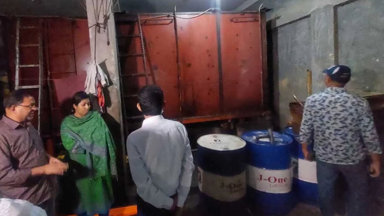আবাসিক ভবনে ১৮ হাজার লিটার ডিজেল, দুই ব্যবসায়ীকে জরিমানা