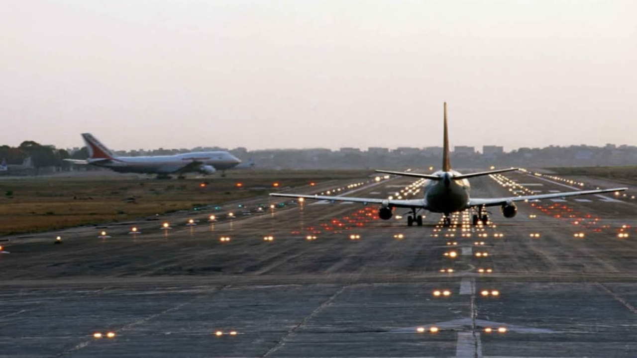 দিল্লি বিমানবন্দরে ২ উড়োজাহাজের সংঘর্ষ