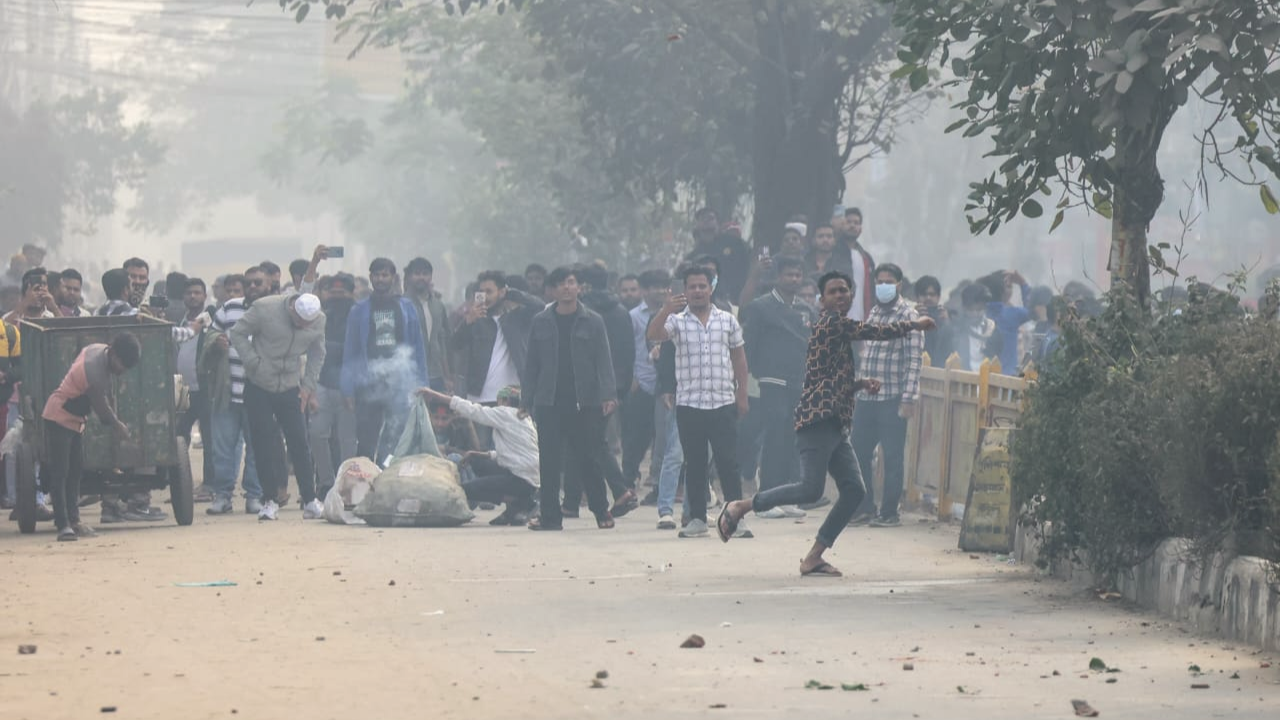 দলীয় প্রধানের প্রয়াণে শোকে স্তব্ধ বিএনপির নেতাকর্মীরা (67)