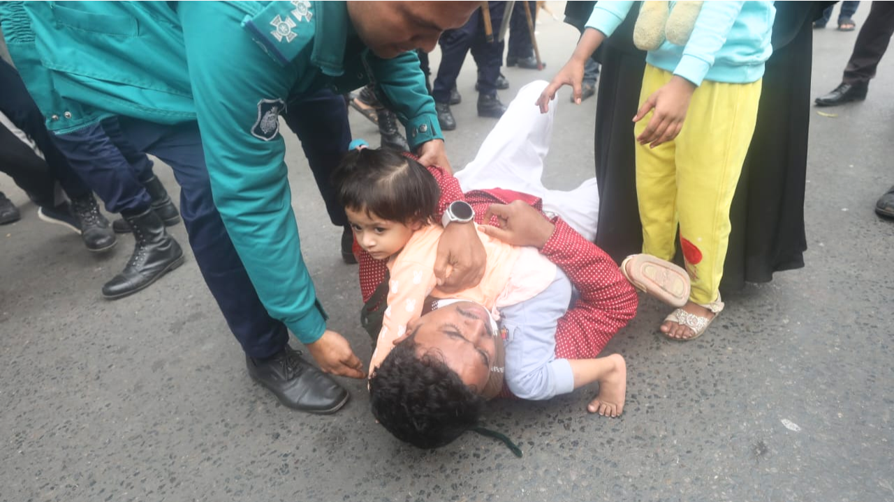 দলীয় প্রধানের প্রয়াণে শোকে স্তব্ধ বিএনপির নেতাকর্মীরা (68)