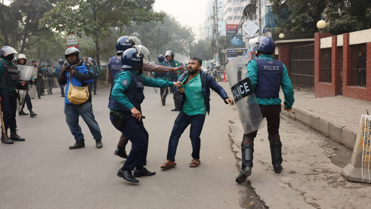 দলীয় প্রধানের প্রয়াণে শোকে স্তব্ধ বিএনপির নেতাকর্মীরা (71)