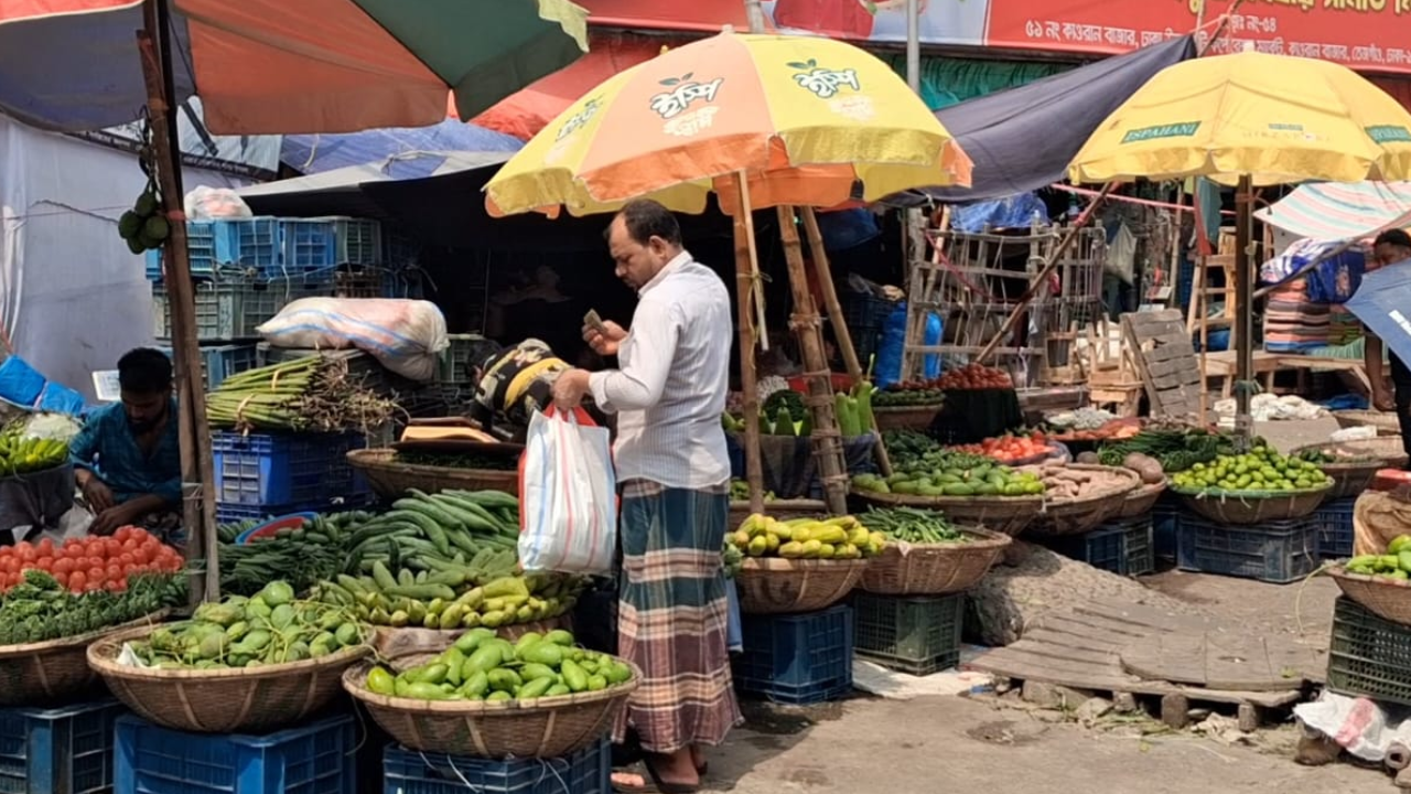 ডিম-সবজিতে নেই স্বস্তি, কমেছে মুরগির দাম